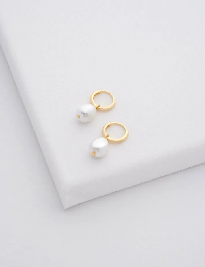 periaa_pearl_drop_pendant_3.webp Periaa Pearl Drop Pendant Huggie Earrings<Ted Baker Hot