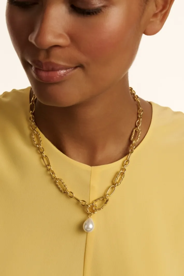timora_twisted_pearl_pend_3.webp Timora Twisted Pearl Pendant Necklace<Ted Baker Online